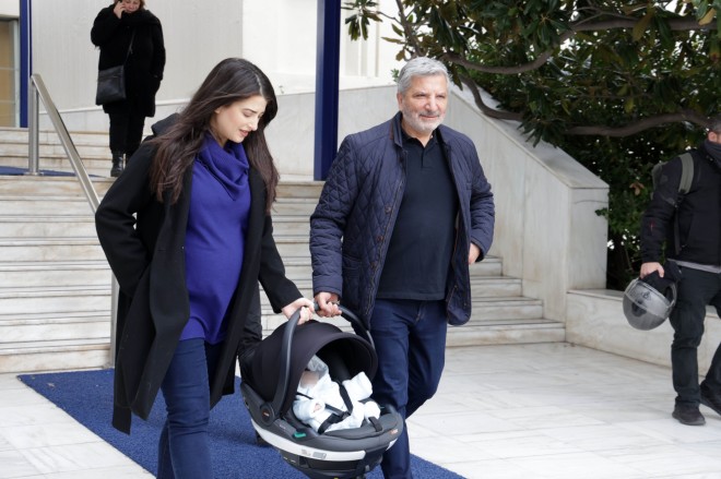Γιώργος Πατούλης – Νάνσυ Κοιλού: Eξιτήριο από το μαιευτήριο με τον γιο τους