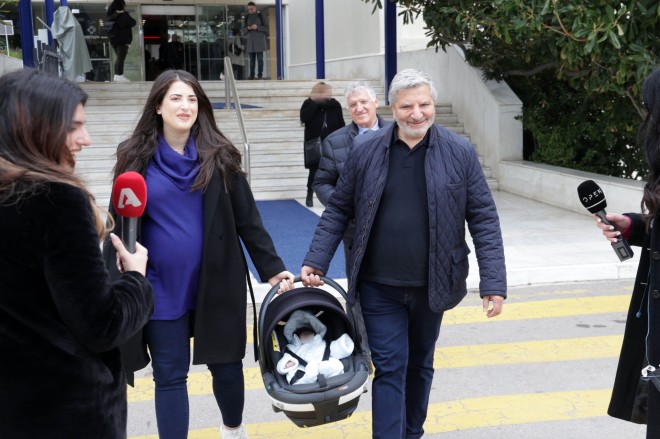Γιώργος Πατούλης – Νάνσυ Κοιλού: Eξιτήριο από το μαιευτήριο με τον γιο τους