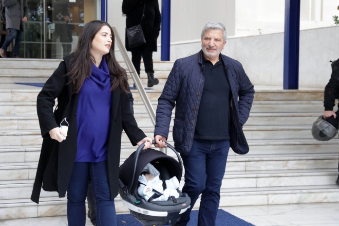 Γιώργος Πατούλης – Νάνσυ Κοιλού: Eξιτήριο από το μαιευτήριο με τον γιο τους