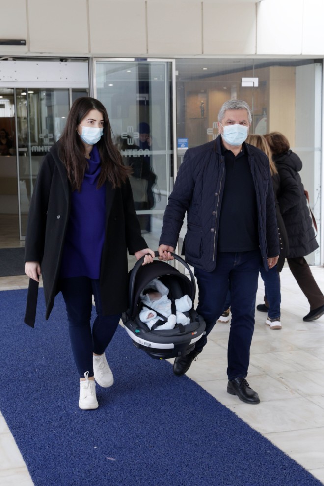 Γιώργος Πατούλης – Νάνσυ Κοιλού: Eξιτήριο από το μαιευτήριο με τον γιο τους