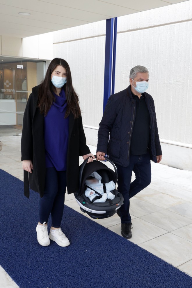 Γιώργος Πατούλης – Νάνσυ Κοιλού: Eξιτήριο από το μαιευτήριο με τον γιο τους