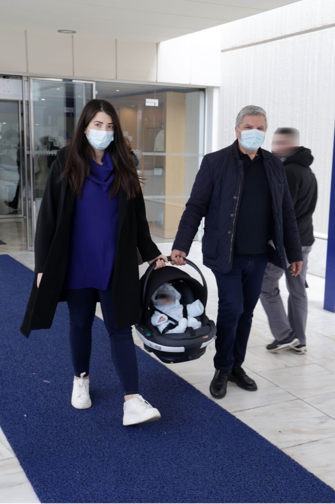 Γιώργος Πατούλης – Νάνσυ Κοιλού: Eξιτήριο από το μαιευτήριο με τον γιο τους
