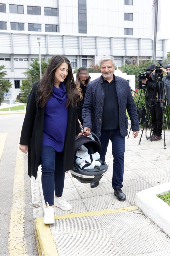 Γιώργος Πατούλης – Νάνσυ Κοιλού: Eξιτήριο από το μαιευτήριο με τον γιο τους