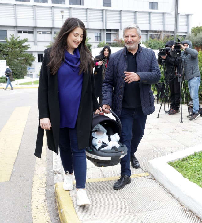 Η Νάνσυ Κοιλού κι ο Γιώργος Πατούλης έξω από το μαιευτήριο με τον γιο τους 
