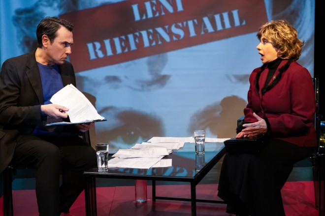 Ο Βασίλης Αφεντούλης κι η Άννα Αδριανού στην παράσταση Η Λένι Ρίφενσταλ κοιμάται τα βράδια;