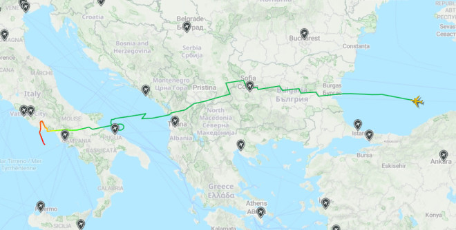 Η πορεία του αεροσκάφους της America Airlines από Μαύρη Θάλασσα προς Ιταλία μετά τον συναγερμό για βόμβα     