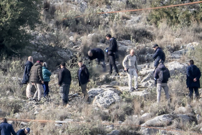 Οι αρχές αναζητούν στοιχεία που θα αποδεικνύουν πώς βρέθηκε ο Βασίλης Καλογήρου στο σημείο, όπου εντοπίστηκε η σορός του - Eurokinissi