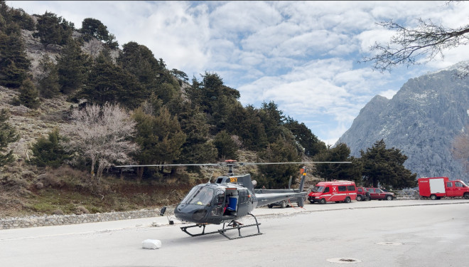 Και σήμερα το ελικόπτερο δεν κατάφερε να πραγματοποιήσει έρευνες στο Φαράγγι της Σαμαριάς λόγω των καιρικών συνθηκών