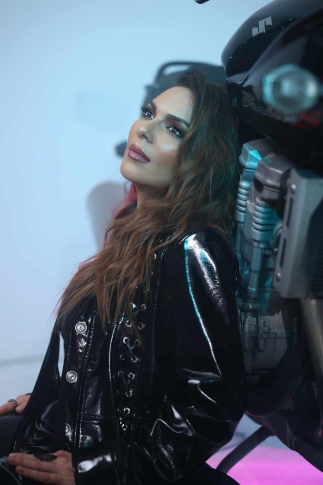 Τραγούδι έκπληξη από την Παπαϊωάννου: Backstage φωτογραφίες από το clip