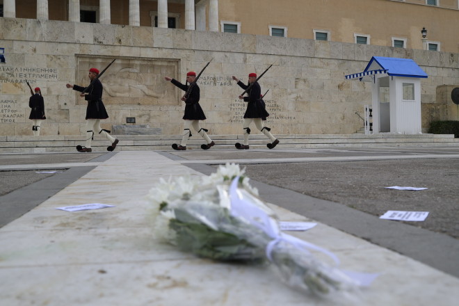Τέμπη: Λευκά λουλούδια έξω από τη Βουλή για τα θύματα