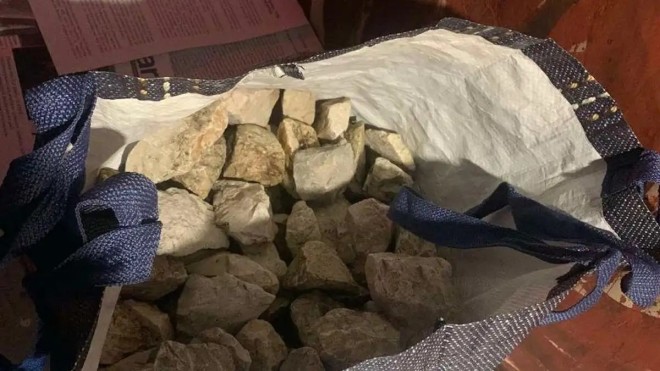 Πέτρες που βρέθηκαν σε έφοδο της αστυνομίας σε πρώην παράρτημα του πανεπιστημίου της Πάτρας