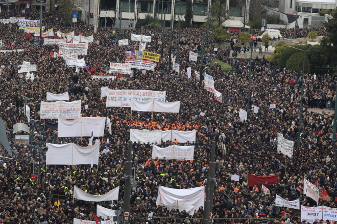 Τέμπη 28/2/25: Εικόνες από τη μεγάλη πορεία στο Σύνταγμα