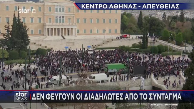 Τέμπη: Ο κόσμος επιστρέφει στο Σύνταγμα παρά τα επεισόδια
