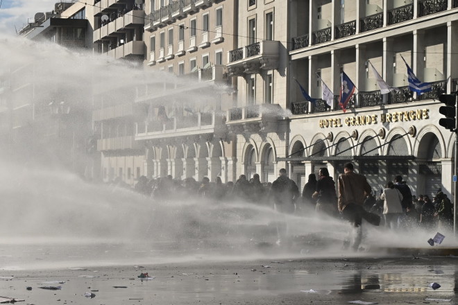 Τέμπη: Νέος γύρος επεισοδίων στο Σύνταγμα - Επιστρατεύτηκαν αύρες της ΕΛΑΣ