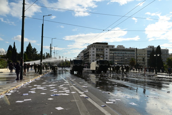 Τέμπη: Νέος γύρος επεισοδίων στο Σύνταγμα - Επιστρατεύτηκαν αύρες της ΕΛΑΣ
