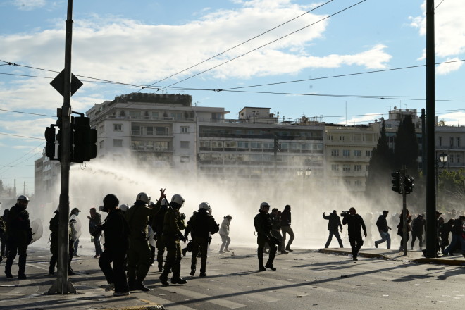 Τέμπη: Νέος γύρος επεισοδίων στο Σύνταγμα - Επιστρατεύτηκαν αύρες της ΕΛΑΣ