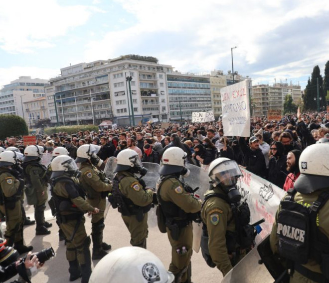 Τέμπη: Επέστρεψαν διαδηλωτές στο Σύνταγμα μετά τον νέο γύρο επεισοδίων