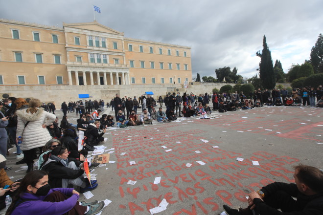 Τέμπη: Παραμένουν διαδηλωτές στο Σύνταγμα 