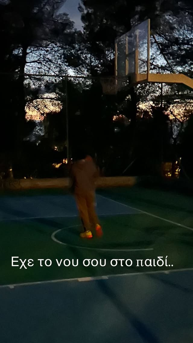 Η φωτογραφία του Βασίλη Μπισμπίκη με τον γιο του 