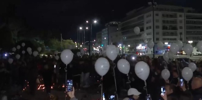 Τέμπη: 57 μπαλόνια στον ουρανό ακριβώς δύο χρόνια από τη μοιραία σύγκρουση