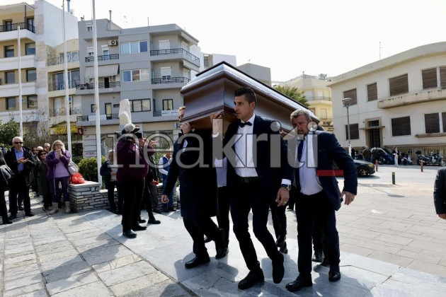 Σε κλίμα οδύνης το τελευταίο «αντίο» στον Μανώλη Λιδάκη / Πηγή: Neakriti.gr