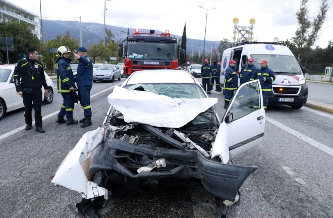 Το λευκό αυτοκίνητο στο οποίο επέβαινε ένα ηλικιωμένο ζευγάρι και ο γιος τους έπεσε με μεγάλη ταχύτητα πάνω σε ακινητοποιημένα οχήματα στη λεωφόρο Κατεχάκη - Intimenews