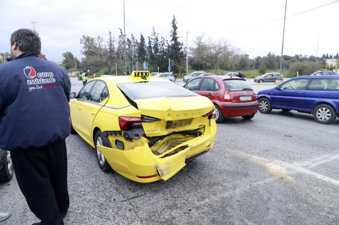 Το αυτοκίνητο έπεσε πάνω σε ένα μαύρο αυτοκίνητο και αυτό με τη σειρά του πάνω σε ένα ταξί - Intimenews