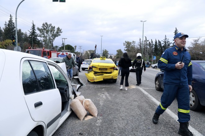 Η Τροχαία εξετάζει είτε ο οδηγός του λευκού αυτοκινήτου να μην αντιλήφθηκε τα σταματημένα αυτοκίνητα, είτε να παρουσίασε κάποιο πρόβλημα υγείας - Intimenews