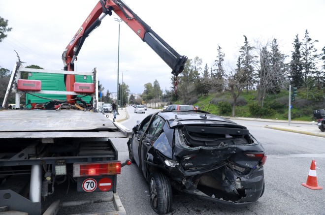 Από το μαύρο αυτοκίνητο απεγκλωβίστηκε τραυματισμένος ο οδηγός - Intimenews