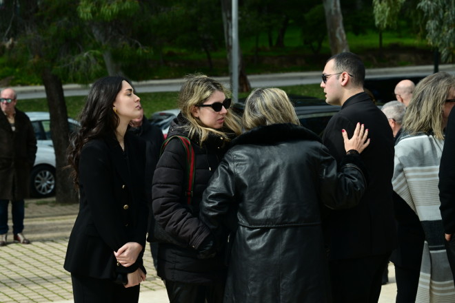 Ο γιος του Αλέξη Κούγια, Χρίστος και η κόρη του Μάιρα, δέχονται συλληπητήρια για τον χαμό του - Eurokinissi