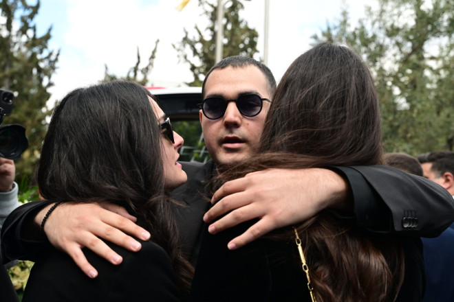O γιος του Αλέξη Κούγια, Χρίστος, παίρνει αγκαλιά την αδελφή του και τη μητέρα του - Eurokinissi