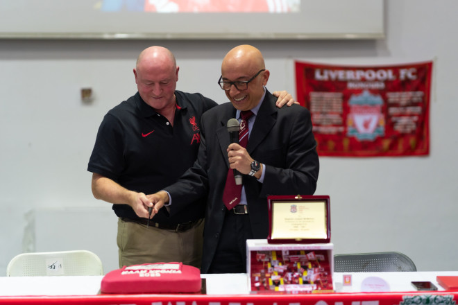  Η Πανελλήνια Λέσχη Φίλων Liverpool – OLSC Greece βράβευσε με τιμητική πλακέτα και την Interwetten 