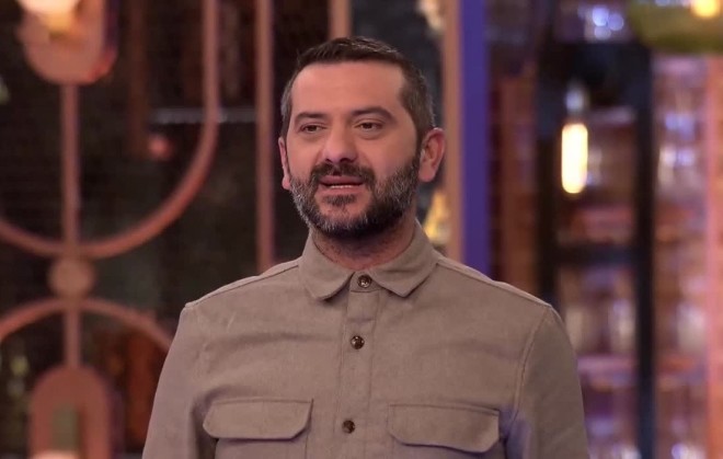 MasterChef: Ο Λεωνίδας Κουτσόπουλος δε σταμάτησε τις ατάκες για το look του Σωτήρη Κοντιζά