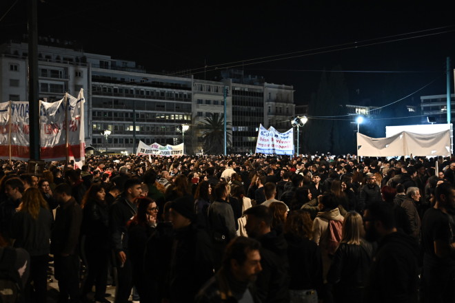 Τέμπη: Γέμισε ξανά το Σύνταγμα - Πλήθος κόσμου έξω από τη Βουλή