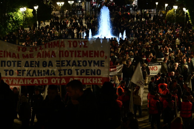 Τέμπη: Γέμισε ξανά το Σύνταγμα - Πλήθος κόσμου έξω από τη Βουλή