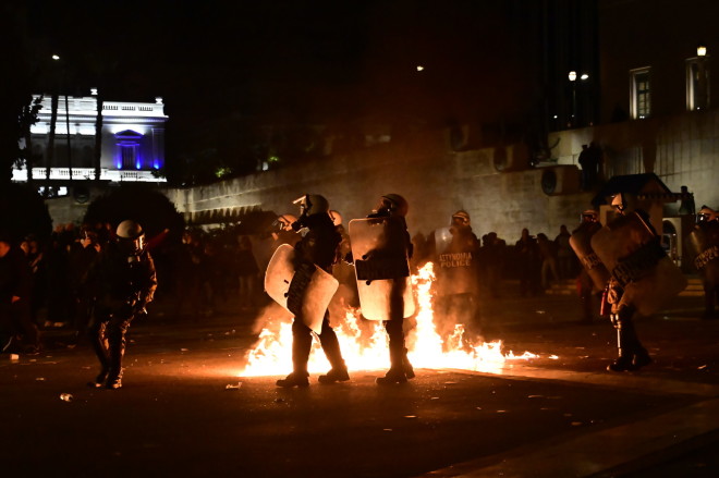 Τέμπη: Χημικά έξω από τη Βουλή