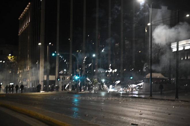 Επεισόδια μεταξύ ΜΑΤ - κουκουλοφόρων μετά τη συγκέντρωση για τα Τέμπη