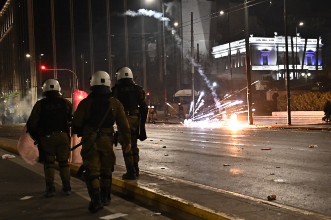 Επεισόδια έξω από τη Βουλή