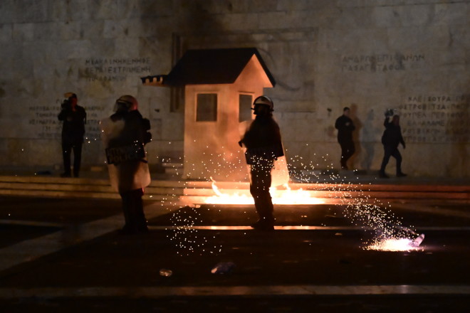 Τέμπη: Επεισόδια στο Σύνταγμα - «Βροχή» από μολότοφ και χημικά