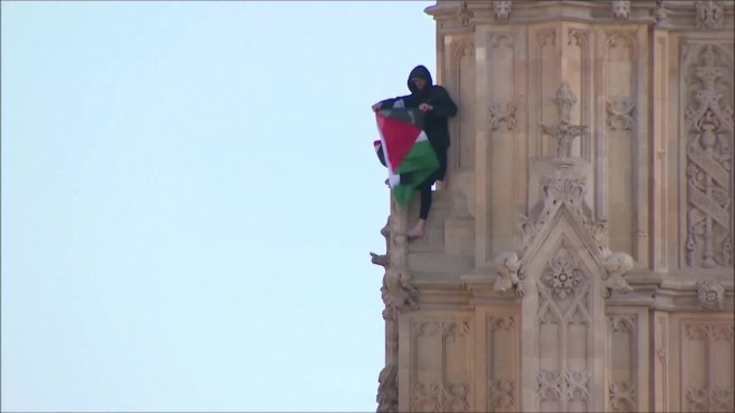 Λονδίνο: Άνδρας σκαρφάλωσε στο Big Ben με την παλαιστινιακή σημαία/ screenshot από βίντεο ΑΡ