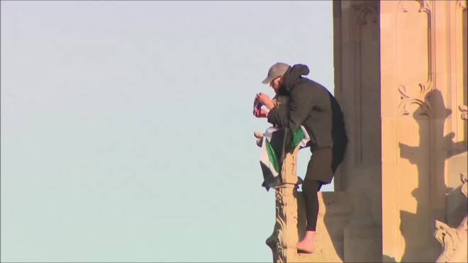 Λονδίνο: Άνδρας σκαρφάλωσε στο Big Ben με την παλαιστινιακή σημαία/ screenshot από βίντεο ΑΡ