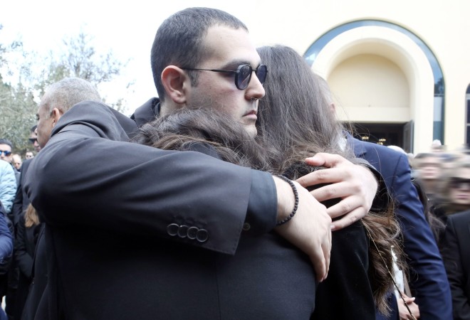 Ο Χρίστος Κούγιας με τη μητέρα του Εύη Βατίδου και την αδερφή του Μάιρα στην κηδεία του Αλέξη Κούγια 