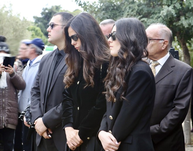 Η Μάιρα κι ο Χρίστος Κούγιας με τη μητέρα τους Εύη Βατίδου στην κηδεία του Αλέξη Κούγια