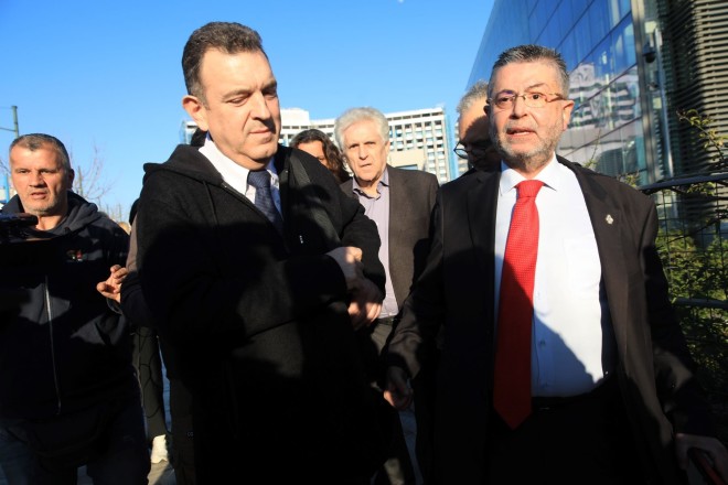 Ο βουλευτής της Νίκης Ν. Παπαδόπουλος ενώ αποχωρεί από την Εθνική Πινακοθήκη συνοδευόμενος από τον δικηγόρο του και βουλευτή Π. Σαράτση 