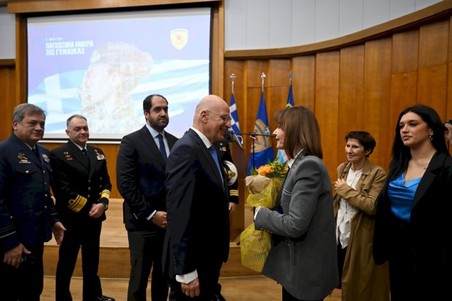 Η ηθοποιός Κάτια Δανδουλάκη και η Παραολυμπιονίκης Έλενα Σταματοπούλου με τον Υπουργό Εθνικής Άμυνας Νίκο Δένδια     