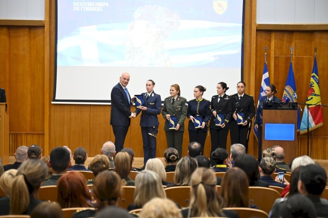 Ο Υπουργός Εθνικής Άμυνας Ν. Δένδιας βραβεύει σπουδάστριες στρατιωτικών σχολών  