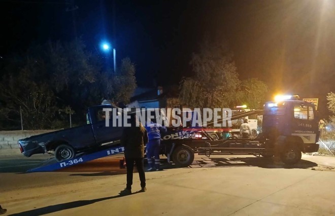 Ο οδηγός του ΙΧ, 82 ετών, υποστηρίζει ότι η μηχανή έπεσε πάνω στο όχημά του - thenewspaper.gr