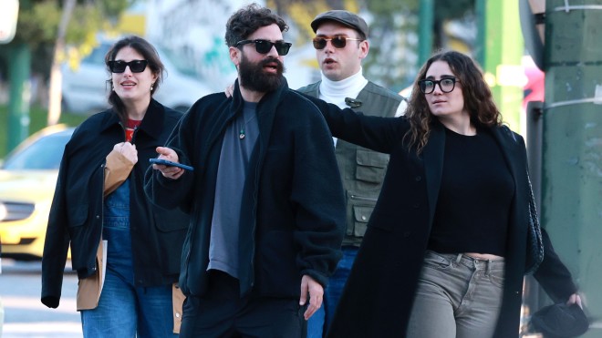 Η Παυλίνα Βουλγαράκη με τον σύντροφό της, Στέφανο και αδέρφια της, Χάρις Βουλγαράκη και Διονύση/  NDP ΝΙΚΟΣ ΖΟΤΟΣ
