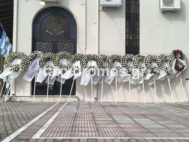 Στεφάνια στην κηδεία του Κώστα και της Κερασίας 
