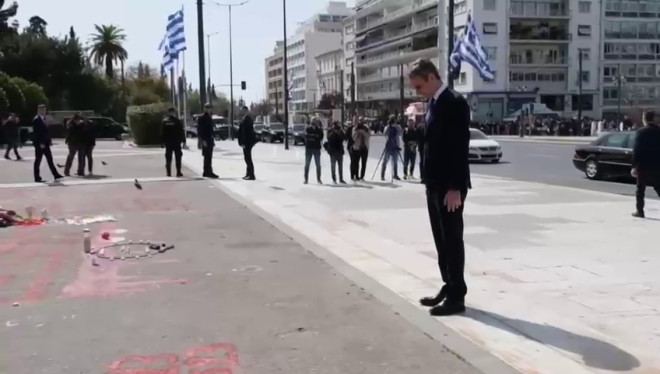 Yπόκλιση του Κυριάκου Μητσοτάκη μπροστά από τα ονόματα των 57 θυμάτων της τραγωδίας των Τεμπών